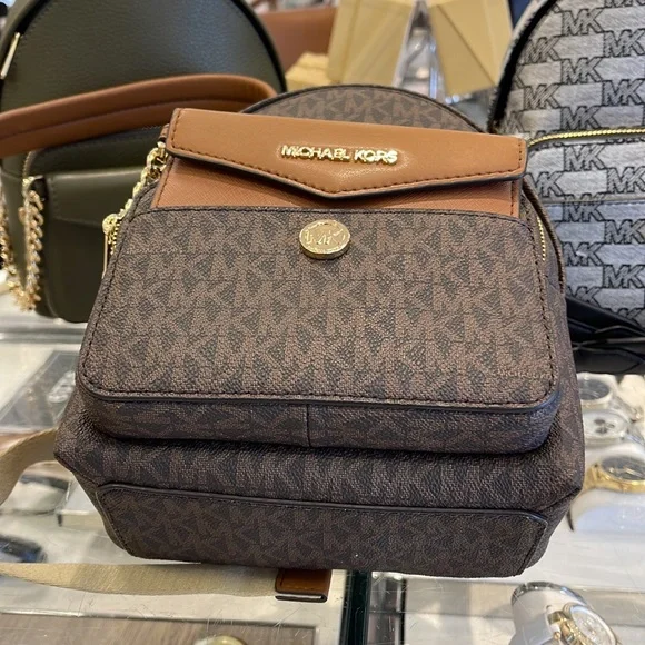 MICHAEL KORS
Maisie Extra-Small Logo 2-in-1 Backpack
Brown
NWT - Picture 8 of 16